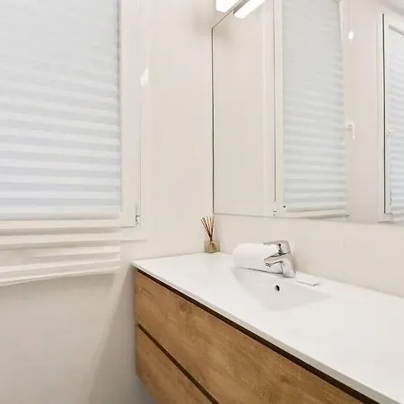 Arc De Triomf Luxury Modern 2-bedroom 2-bathroom Apartment